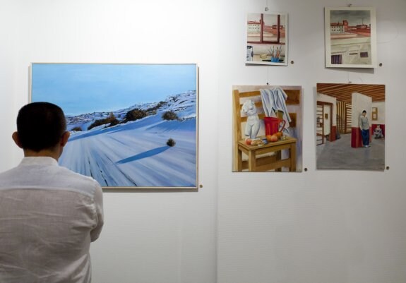 Cuadros de la exposición, en cuatro de ellos los internos han dibujado escenas cotidianas dentro de la cárcel. 