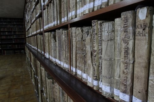 Vista general de la biblioteca de autores anteriores a 1900. Guarda de 7.121 ejemplares.