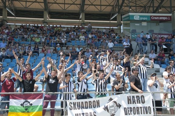 Parte de los aficionados riojanos que viajaron a Badajoz.
