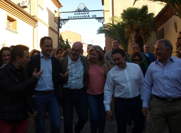 Elena Valenciano, con su pareja y dirigentes socialistas riojanos, durante su visita del sábado a Aldeanueva.