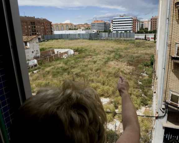 Carmen, vecina de Valderuga, muestra el estado de la parcela desde su ventana. 