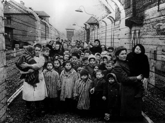 Supervivientes del campo de concentración de Auschwitz, tras la liberación. 