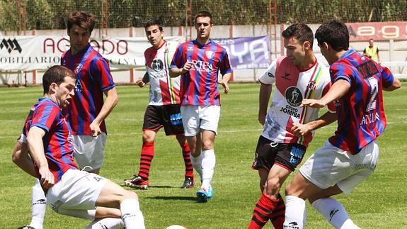 Partido de fútbol del play off de ascenso a Segunda División B entre Varea - Leioa./