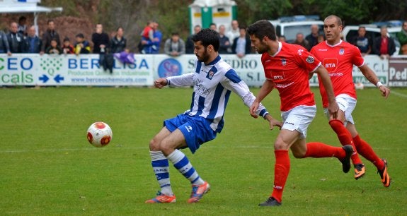 El najerino Javi Martínez intenta controlar el esférico ante la presión de dos rivales. 