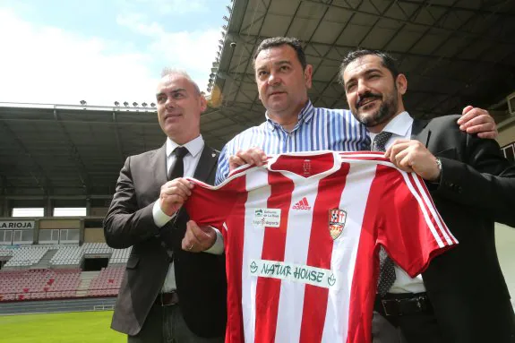 Pedro Martínez, Juan Carlos Pouso y Juanjo Guerreros, con la camiseta blanquirroja que defenderá el nuevo técnico los dos próximos años. 