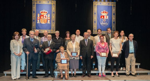 Los galardonados este año o sus representantes, en la foto 'de familia' junto con el alcalde y concejales del equipo municipal. 