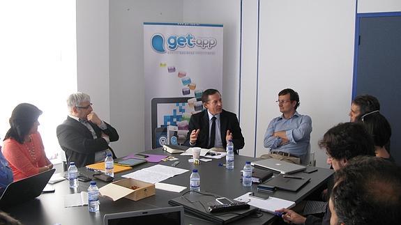 El consejero, en la sede de la empresa JIG Internet Consulting, S.L./