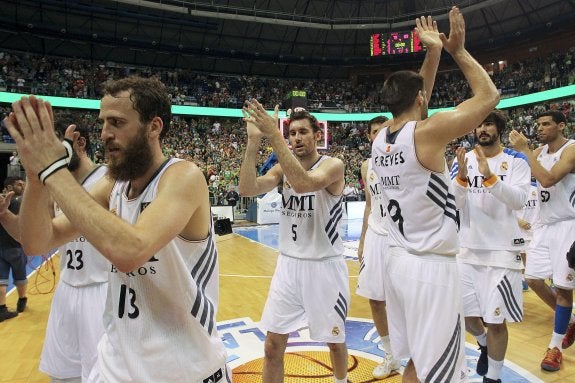 Los jugadores del Real Madrid se retiran aplaudiendo a los aficionados tras ganar en Málaga. 