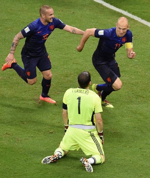 Un abatido Casillas observa cómo Robben y Sneijder celebran el cuarto gol de Holanda. 