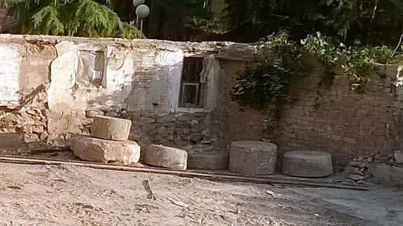 Piedras de moler descubiertas tras una limpieza de un terreno en Minglanillos.