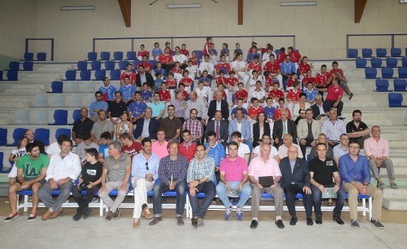 Patrocinadores, pelotaris, autoridades y premiados en la foto conjunta.