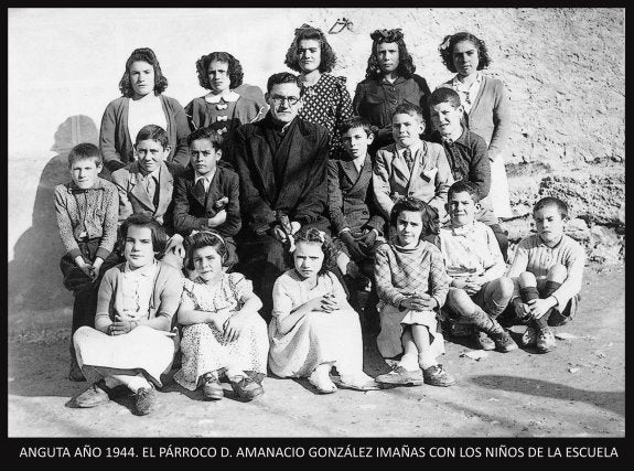 Alumnos con el párroco de la aldea de Anguta