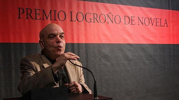 Jesús Ferrero, escritor, recibe el premio como ganador del VII Premio Logroño de Novela
