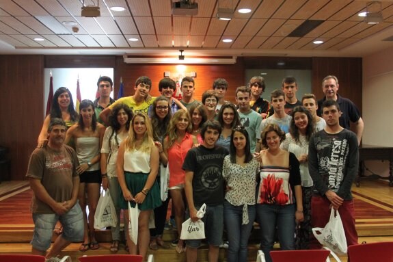 El grupo de jóvenes, ayer con las autoridades municipales. 