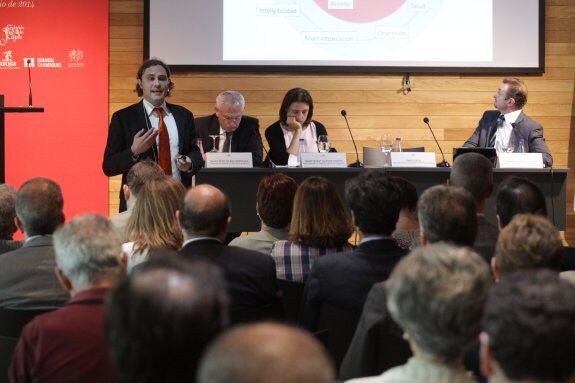 La intervención de Jordi Luque abrió la mesa redonda, organizada por el Ayuntamiento de Logroño en Espacio Lagares. 