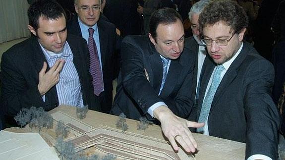 Zaera-Polo, a la izquierda, con Pedro Sanz y Julio Revuelta en la presentación del proyecto de La Fombera, en el año 2004.