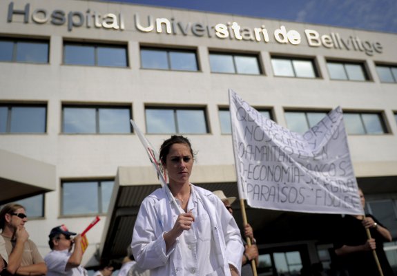Trabajadores de Bellvitge protestan a las puertas del hospital. 