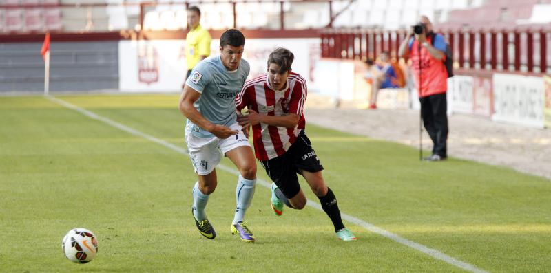 Zubiri pugna por el balon con un jugador armero. 