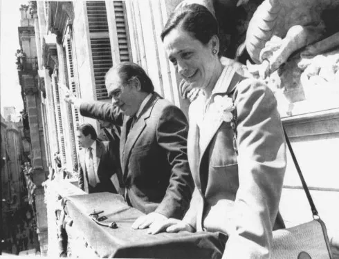Pujol y su esposa, Marta Ferrusola, saludan tras ganar las primeras elecciones catalanas en 1980. 