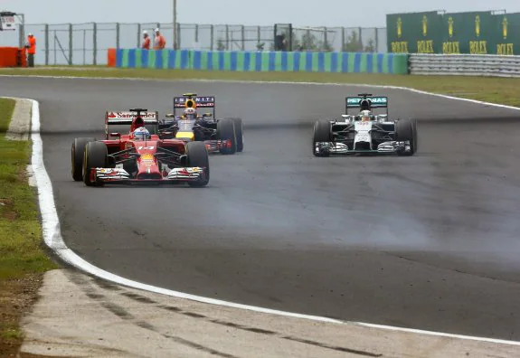Alonso (i), durante uno de los momentos en que lideró la carrera por delante de Hamilton (d) y Ricciardo. 