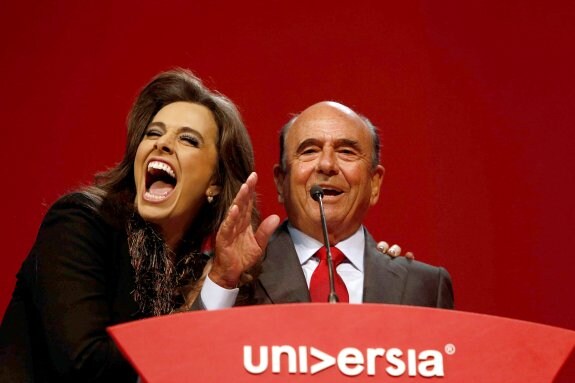 El presidente del Banco Santander, Emilio Botín, y la presentadora Carla Vilhena. 