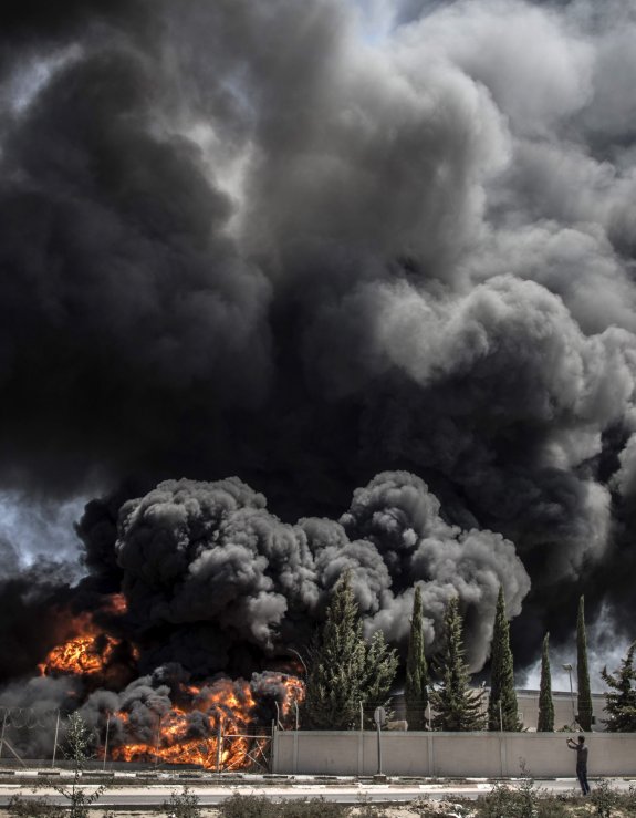 Una nube de humo negro se eleva sobre la central eléctrica de Gaza después de una intensa noche de bombardeos sobre la Franja. 