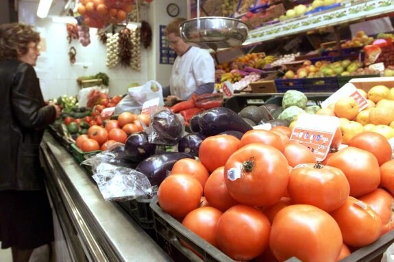 Tomates en el puesto de un mercado riojano. 