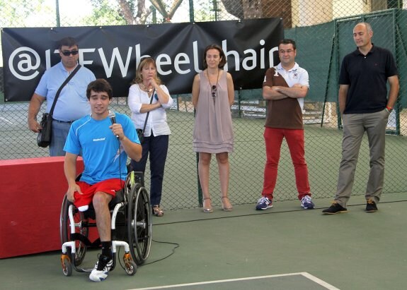 Sobre ruedas. Daniel Caverzaschi, tenista ganador del IV Open Internacional de Logroño, dice unas palabras ante las autoridades.