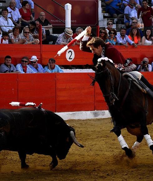 Hermoso de Mendoza colocando una banderilla al quiebro