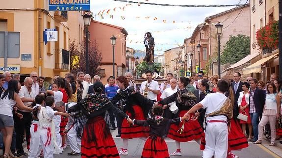 El grupo de danzas ameniza la procesión de San Roque en Badarán