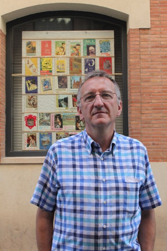 José Ramón, ante los carteles de fiestas más antiguos. 