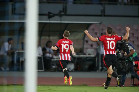 Muniain celebra su gol para el Athletic de Bilbao ayer frente al Nápoles. 