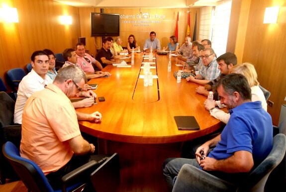 Nagore, al fondo, durante el encuentro que mantuvo ayer con representantes del sector hortofrutícola riojano. 