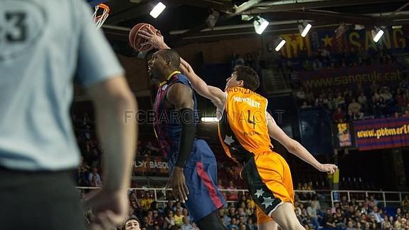 Tapón de Chema González en el Palau Blaugrana 