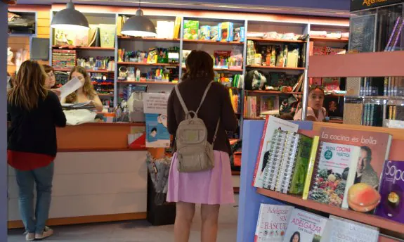 Una mujer recoge unos libros de texto en una librería de Calahorra. 