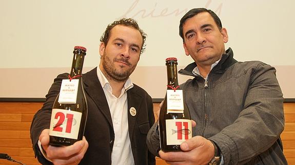 Alberto Pachecho (i) sujeta una cerveza de "Mateo y Bernabé"