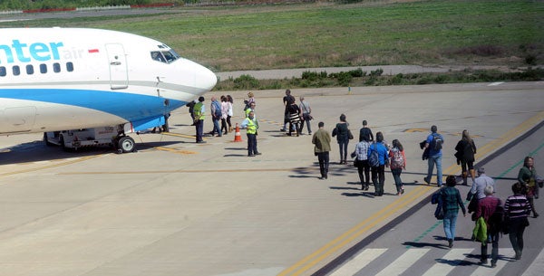 Pasajeros subiendo a bordo de un avión con destino a Praga desde Agoncillo en una imagen de archivo.