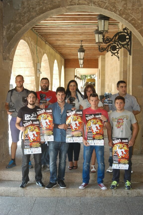 Los músicos y los organizadores posan con el cartel del festival tras su presentación. 