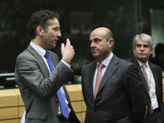 Luis de Guindos conversa con el presidente del Eurogrupo, Jeroen Dijsselbloem, durante una cumbre celebrada en Bruselas. 
