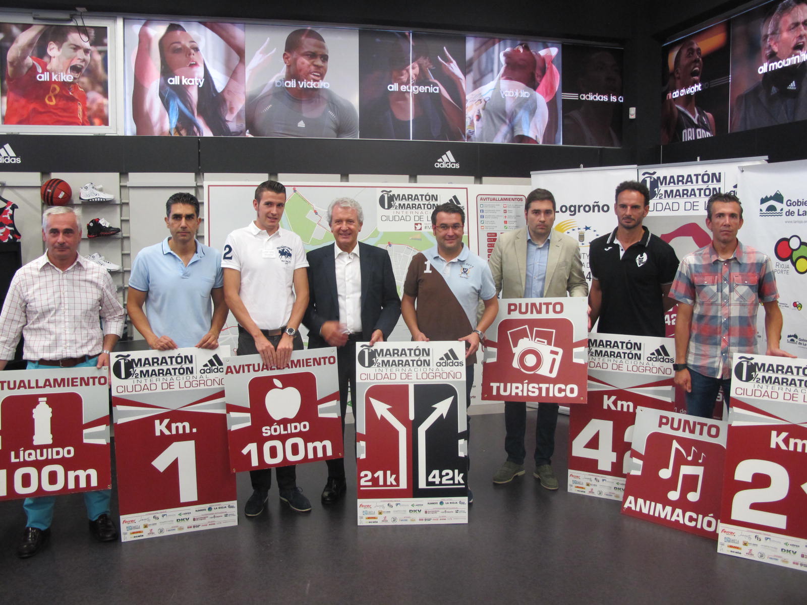 Deportistas y autoridades regionales, en la presentación del evento deportivo.