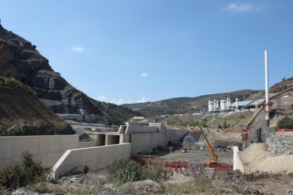 La planta de hormigonado suministra 2.000 m3 al día para la primera planta de la pared de 103 metros que cerrará la presa. 