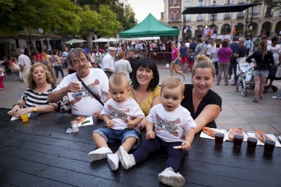 Los 'peques' con las camisetas alusivas al encuentro. 