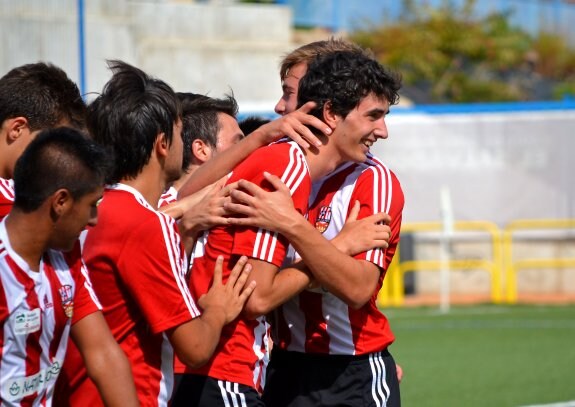 Adrián es abrazado tras marcar el segundo gol. 