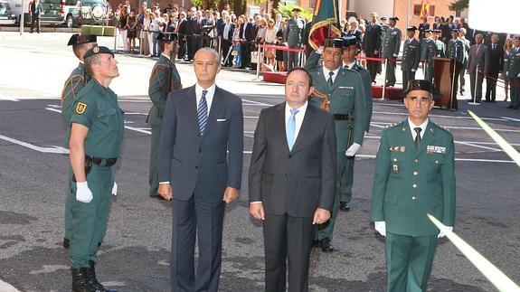 José Raposo, franqueado a la izquierda por Arsenio Fernández de Mea y Pedro Sanz.