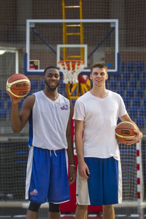 Zimmy Nwogbo y Mike Carlson, en el Palacio. 