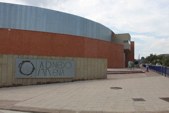 La acera del pabellón en Reyes Católicos fue una de las obras complementarias del Arnedo Arena. 