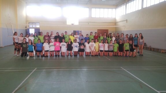 Las jugadoras cadetes de la escuela de voleibol del IES Hermanos D'Elhuyar de Logroño llegan al medio centenar. 