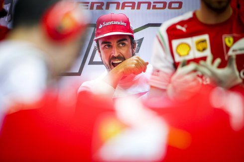 Fernando Alonso, ayer, en el garaje de Ferrari, en el circuito Marina Bay de Singapur. 