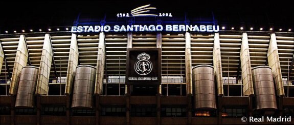 Imagen frontal del Santiago Bernabéu. 