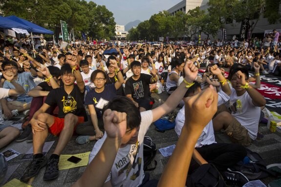 Miles de jóvenes protagonizaron ayer una sentada en la Universidad China de Hong Kong. 